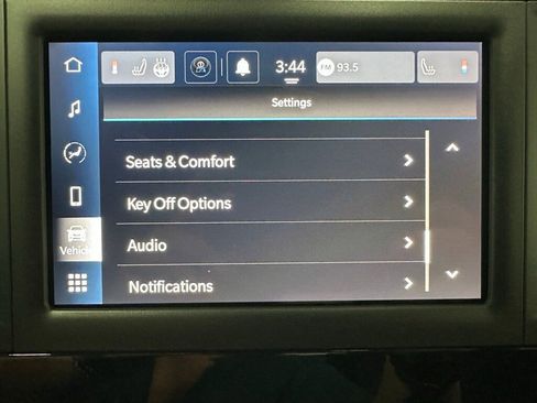 Used 2023 Chrysler Voyager LX image 33