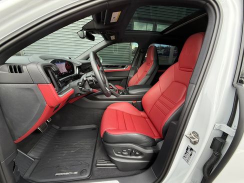 Certified 2025 Porsche Cayenne S image 5