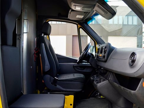 Used 2021 Mercedes-Benz Sprinter 2500 image 21