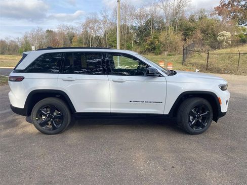 New 2025 Jeep Grand Cherokee Altitude image 36