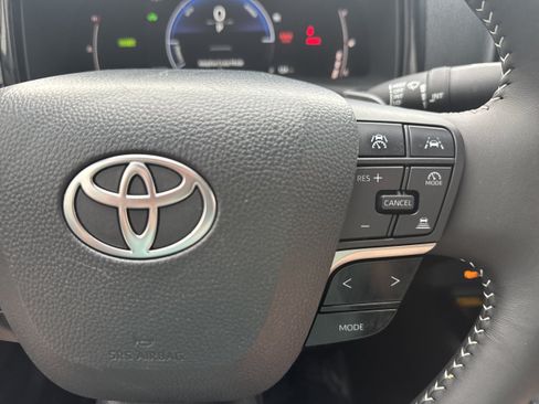 Used 2025 Toyota Camry SE FWD image 21