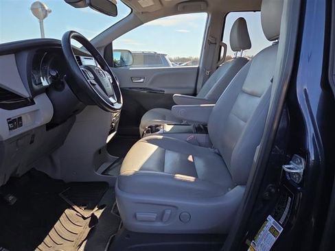 Used 2019 Toyota Sienna XLE w/ XLE Navigation Package image 7
