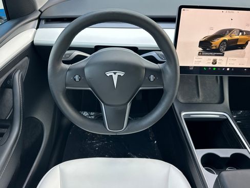 Used 2025 Tesla Model Y Long Range image 17