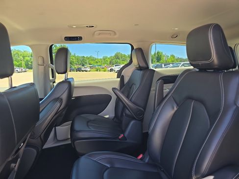 Used 2024 Chrysler Pacifica Limited FWD image 10