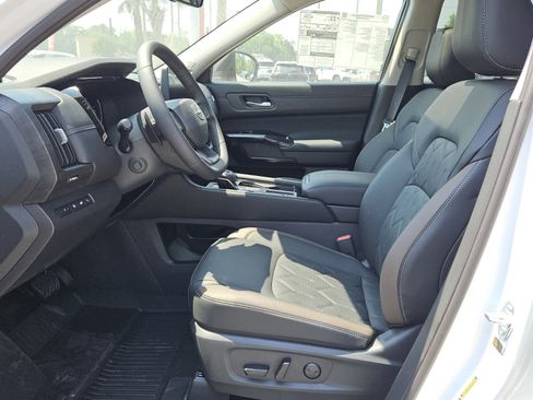 New 2026 Nissan Pathfinder Platinum FWD image 3