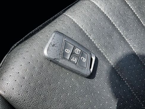 Used 2023 Volkswagen Tiguan SE R-Line image 30