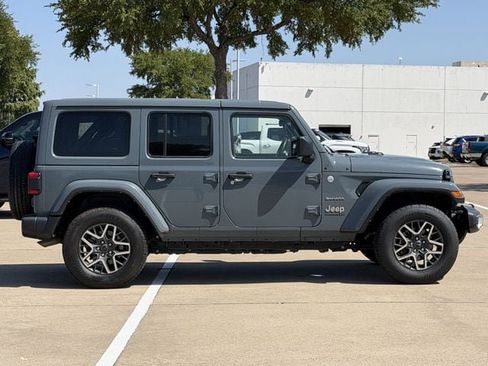 Used 2024 Jeep Wrangler Unlimited Sahara AWD/4WD image 3