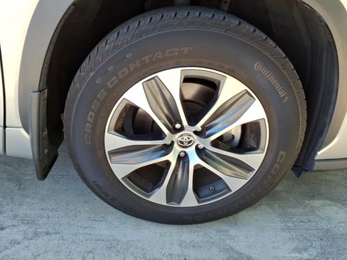 Used 2023 Toyota Highlander XLE image 8