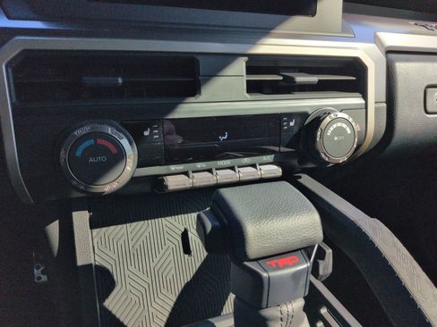 Used 2025 Toyota Tacoma TRD Sport image 18