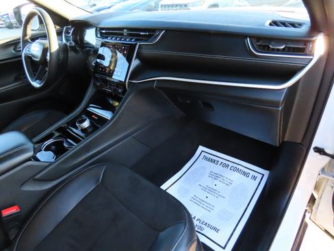 Used 2023 Jeep Grand Cherokee L Laredo image 11