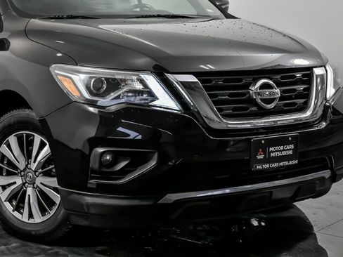 Used 2019 Nissan Pathfinder SV image 2