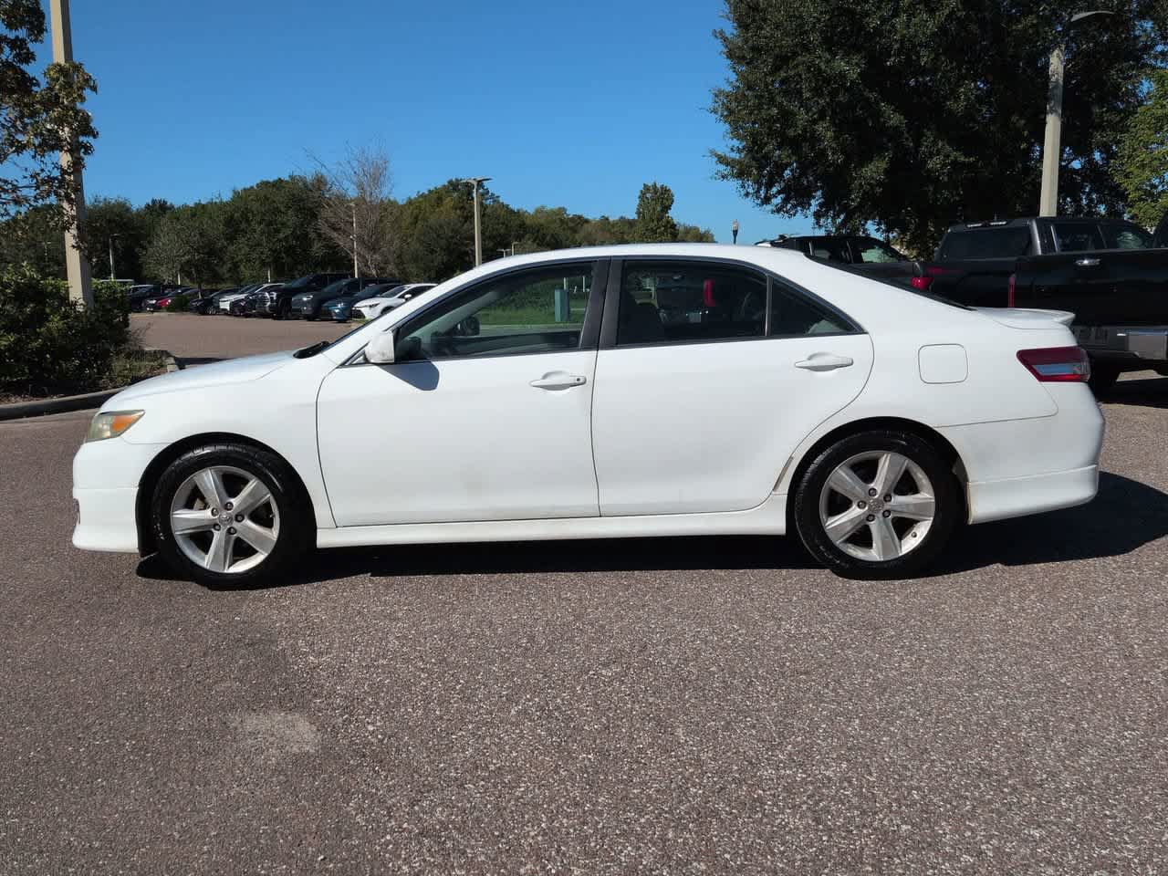 Used 2011 Toyota Camry SE w/ SE Extra-Value Pkg #1 FWD image 3