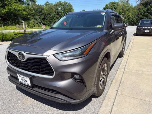 Used 2021 Toyota Highlander XLE AWD/4WD image 3