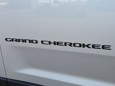 New 2025 Jeep Grand Cherokee Altitude AWD/4WD image 9