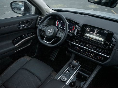 New 2025 Nissan Pathfinder Platinum w/ Black Appearance Package image 14