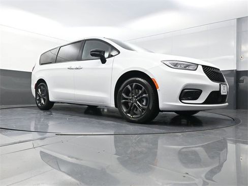 New 2026 Chrysler Pacifica Select image 17