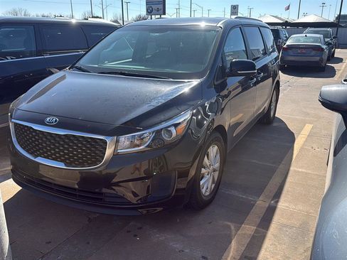 Used 2017 Kia Sedona LX w/ LX Essentials Premium Package image 9