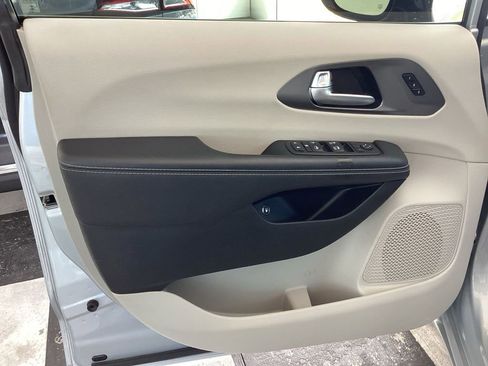 Used 2024 Chrysler Pacifica Limited FWD image 23