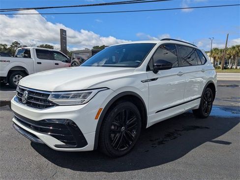 Used 2022 Volkswagen Tiguan SE R-Line image 9
