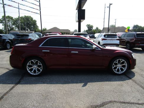 Used 2017 Chrysler 300 C Platinum image 8