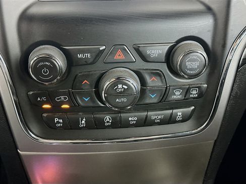 Used 2021 Jeep Grand Cherokee Laredo AWD/4WD image 22
