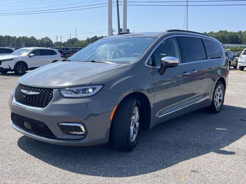 Used 2023 Chrysler Pacifica Limited w/ Uconnect Theater Family Group FWD image 5