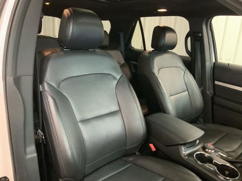Used 2017 Ford Explorer XLT w/ Equipment Group 202A AWD/4WD image 6