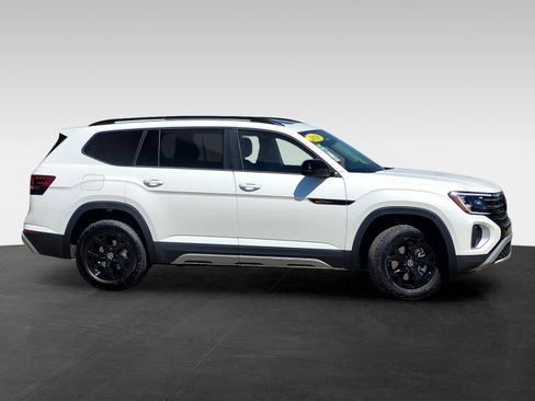 New 2026 Volkswagen Atlas Peak Edition image 3