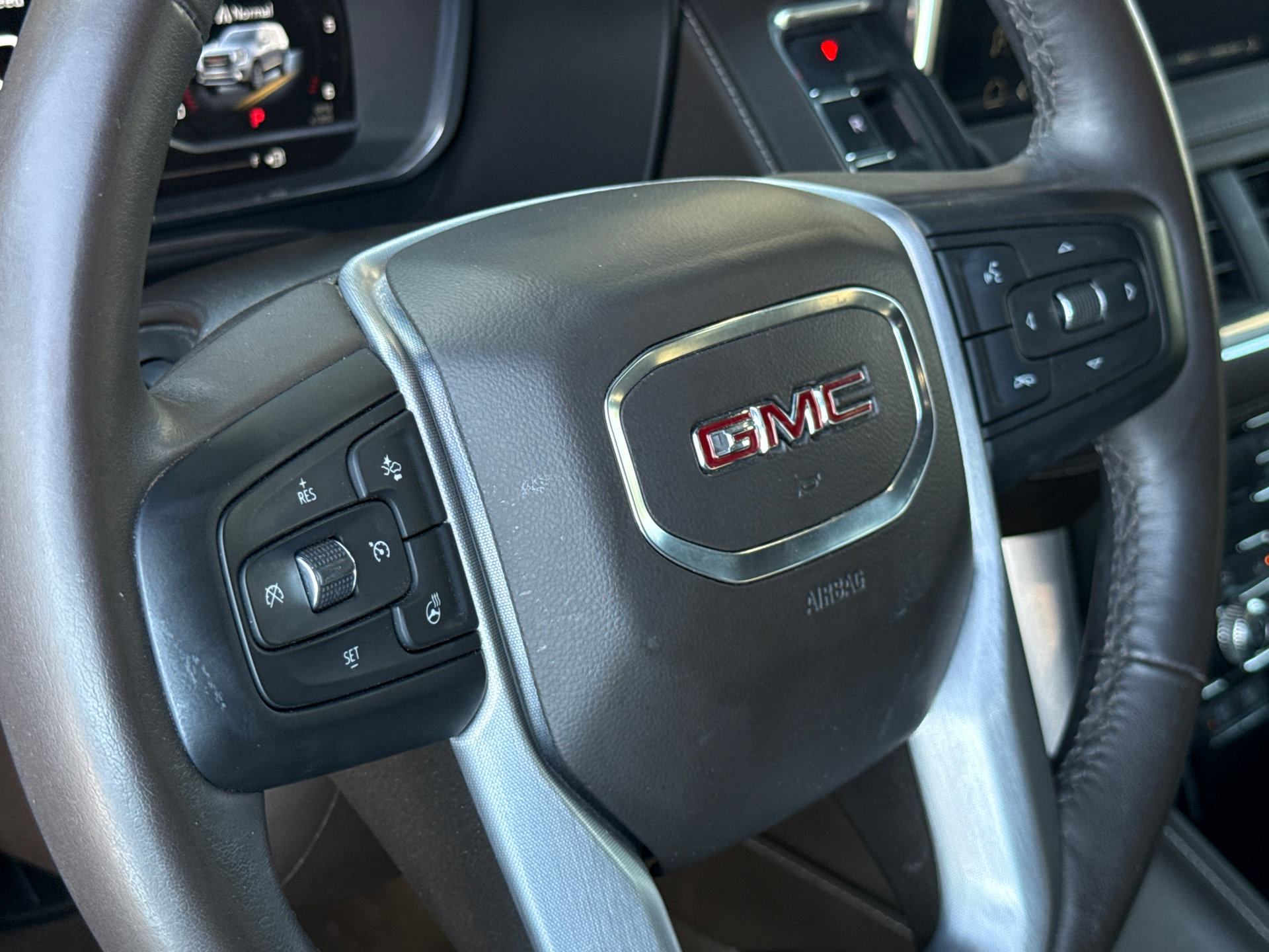Used 2022 GMC Yukon SLT w/ SLT Luxury Package RWD image 29