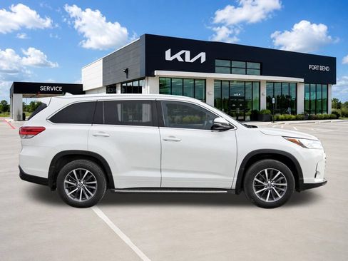 Used 2017 Toyota Highlander XLE FWD image 4