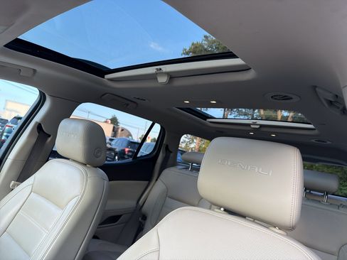 Used 2018 GMC Acadia Denali w/ Technology Package FWD image 15