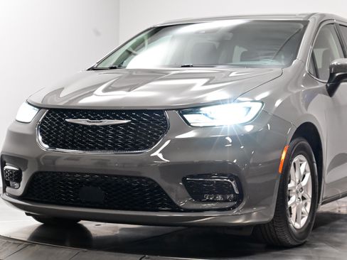 Used 2023 Chrysler Pacifica Touring-L w/ Uconnect Theater Family Group FWD image 15