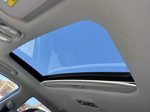 Used 2022 Kia Niro EX Premium w/ Cold Weather Package image 32