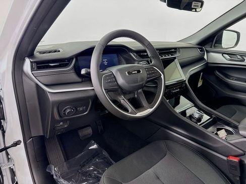 New 2025 Jeep Grand Cherokee Laredo image 9