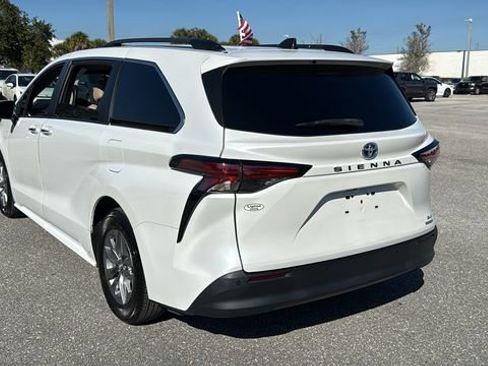 Used 2022 Toyota Sienna XLE image 5