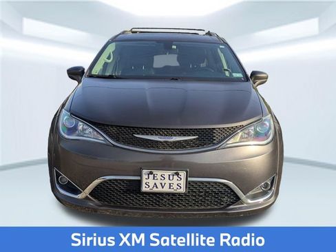 Used 2020 Chrysler Pacifica Touring-L FWD image 5