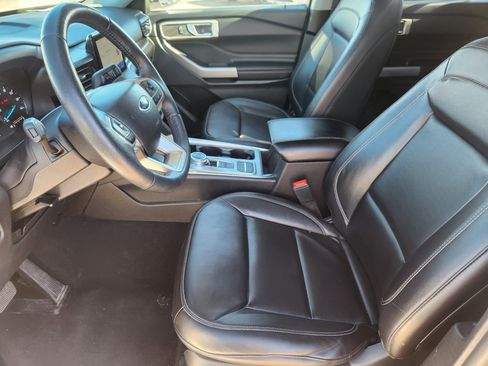 Used 2023 Ford Explorer XLT w/ Equipment Group 202A image 9