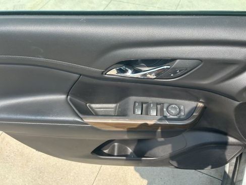 Used 2023 GMC Acadia SLE image 18