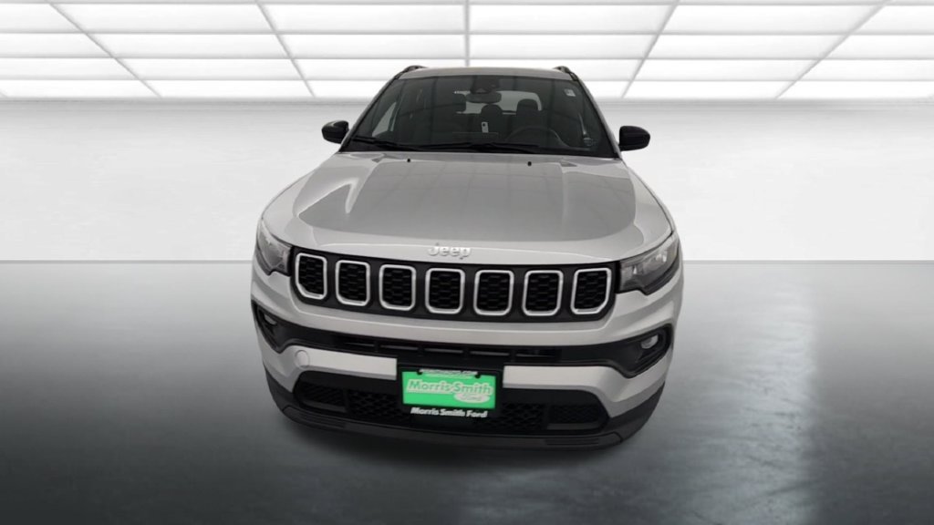Used 2024 Jeep Compass Latitude AWD/4WD image 2
