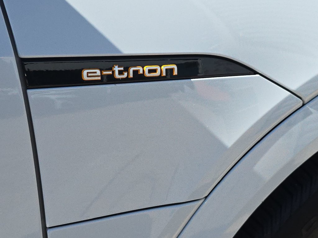 Used 2019 Audi e-tron Prestige w/ Prestige Package AWD/4WD image 36