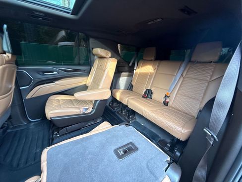 Used 2023 Cadillac Escalade ESV Premium Luxury image 32