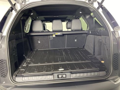 Used 2025 Land Rover Discovery S image 25