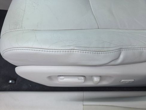 Used 2011 Toyota Highlander SE w/ Tow Pkg image 17