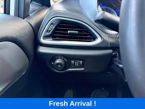 Used 2024 Chrysler Pacifica Touring FWD image 10