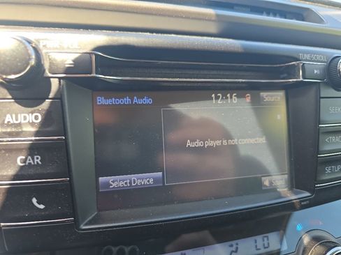 Used 2018 Toyota RAV4 LE AWD/4WD image 18