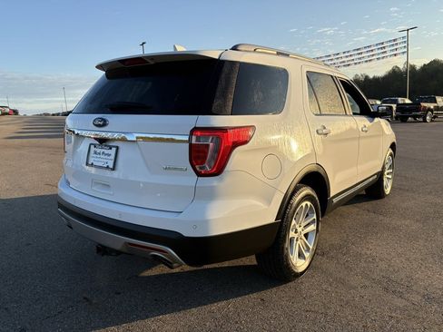 Used 2017 Ford Explorer XLT w/ Equipment Group 202A FWD image 5