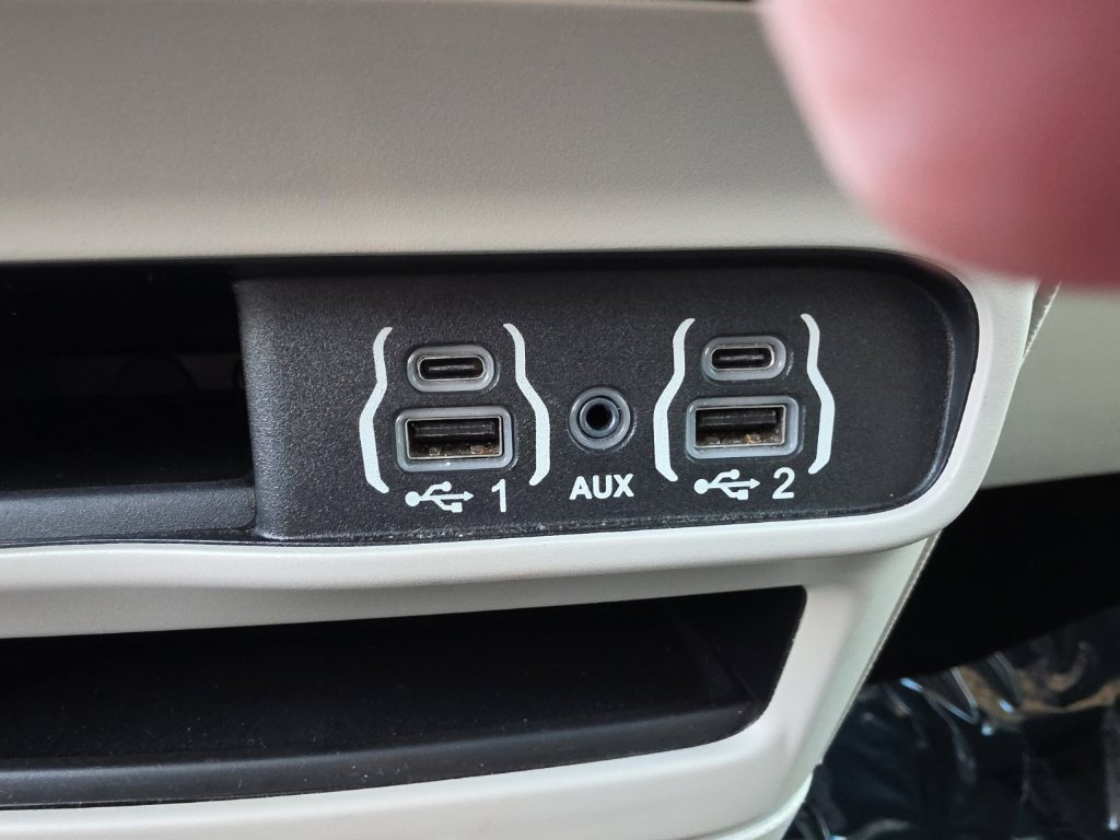 Used 2023 Chrysler Pacifica Touring-L FWD image 12