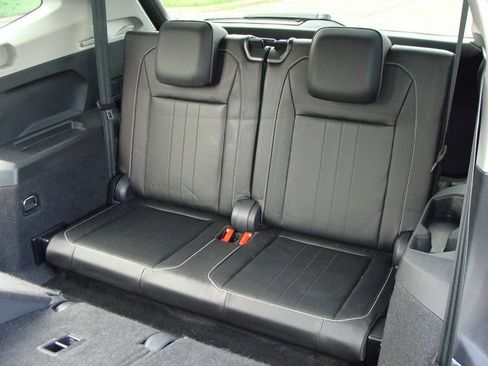 Used 2023 Volkswagen Tiguan SE image 9