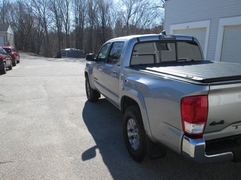 Used 2017 Toyota Tacoma SR5 w/ Tow Package image 8