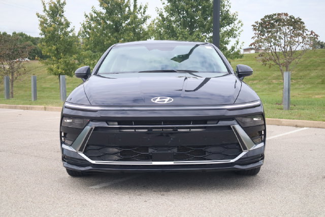 Used 2025 Hyundai Sonata SEL FWD image 2